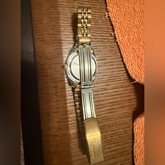 Citizen Quartz Gold Silver Two-Tone Day Date Watch EUC New Battery - Picture 3 of 9